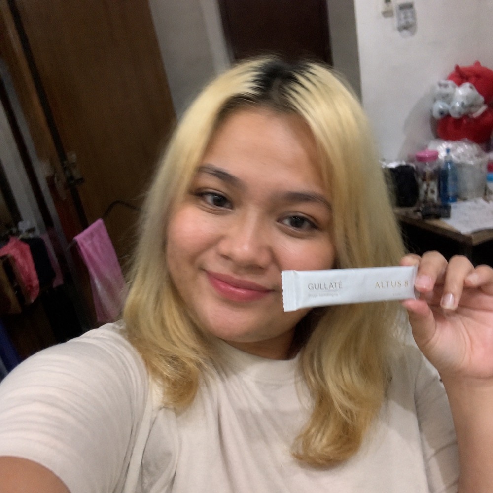 ALTUS 8 member with her daily GULLATE sachet