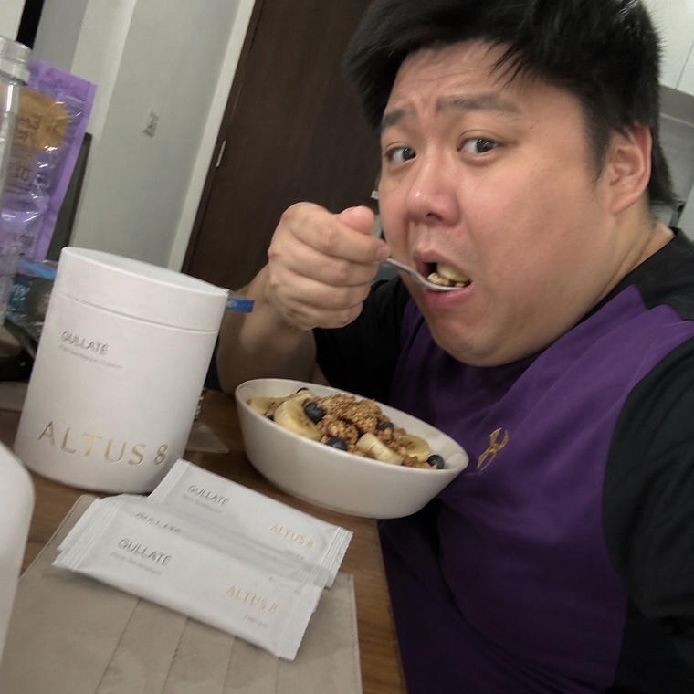 ALTUS 8 member Liam eating a healthy bowl with his GULLATE jar and sachets
